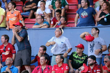 Fotos del búscate en la grada del Osasuna - Eibar