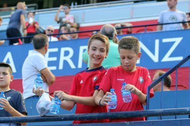 Fotos del búscate en la grada del Osasuna - Eibar