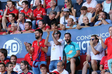 Fotos del búscate en la grada del Osasuna - Eibar