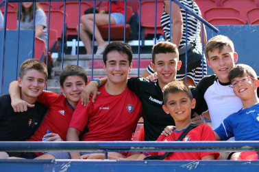 Fotos del búscate en la grada del Osasuna - Eibar