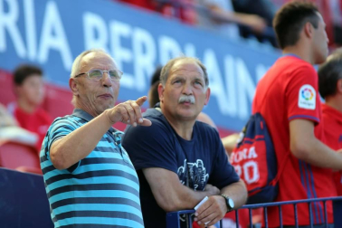 Fotos del búscate en la grada del Osasuna - Eibar