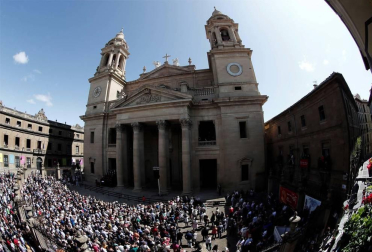 Cientos de personas han acudido este martes a la explanada de la Catedral de Pamplona donde se ha celebrado un homenaje a la campana Gabriela por su 500 aniversario, con la intervención de la Capilla de Música de la Catedral, Josemi y Juan Carmona, David de Jacoba y Rancapino Chico, actuación que ha servido de inauguración del VI Festival Flamenco on Fire.