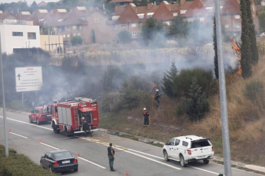 Un incendio declarado junto al British School en Gorráiz se acerca a las piscinas de Olaz