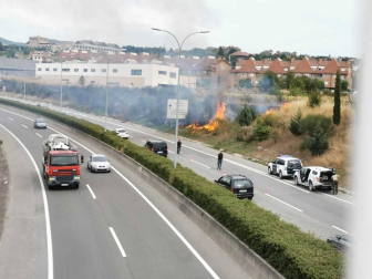 Un incendio declarado junto al British School en Gorráiz se acerca a las piscinas de Olaz