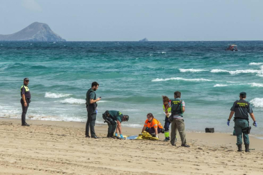 El único piloto del avión C-101 del Ejército del Aire que se ha estrellado esta mañana en aguas de La Manga del mar Menor y que logró eyectarse antes del impacto, era el instructor del vuelo y el único tripulante.