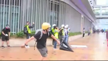 La policía de Hong Kong detiene a 36 personas durante la última jornada de protestas