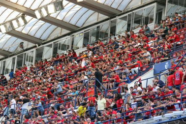 Fotos del búscate en la grada del Osasuna - Eibar