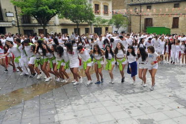 Todas las fotos del cohete de fiestas de Pitillas, celebrado este año en honor a los voluntarios de las inundaciones. Además, a los recién nacidos se les impuso el pañuelo junto a sus padres.