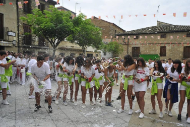 Todas las fotos del cohete de fiestas de Pitillas, celebrado este año en honor a los voluntarios de las inundaciones. Además, a los recién nacidos se les impuso el pañuelo junto a sus padres.