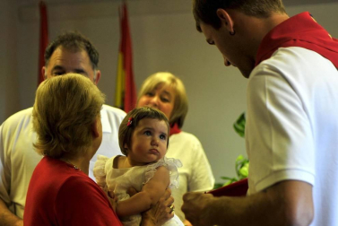 Todas las fotos del cohete de fiestas de Pitillas, celebrado este año en honor a los voluntarios de las inundaciones. Además, a los recién nacidos se les impuso el pañuelo junto a sus padres.