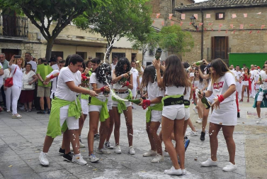 Todas las fotos del cohete de fiestas de Pitillas, celebrado este año en honor a los voluntarios de las inundaciones. Además, a los recién nacidos se les impuso el pañuelo junto a sus padres.