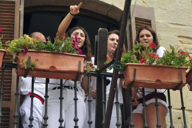 Todas las fotos del cohete de fiestas de Pitillas, celebrado este año en honor a los voluntarios de las inundaciones. Además, a los recién nacidos se les impuso el pañuelo junto a sus padres.