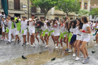 Todas las fotos del cohete de fiestas de Pitillas, celebrado este año en honor a los voluntarios de las inundaciones. Además, a los recién nacidos se les impuso el pañuelo junto a sus padres.