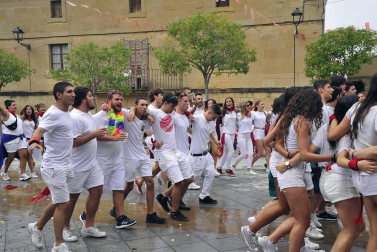 Todas las fotos del cohete de fiestas de Pitillas, celebrado este año en honor a los voluntarios de las inundaciones. Además, a los recién nacidos se les impuso el pañuelo junto a sus padres.