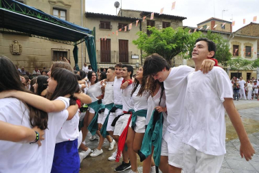 Todas las fotos del cohete de fiestas de Pitillas, celebrado este año en honor a los voluntarios de las inundaciones. Además, a los recién nacidos se les impuso el pañuelo junto a sus padres.