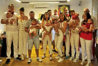Todas las fotos del cohete de fiestas de Pitillas, celebrado este año en honor a los voluntarios de las inundaciones. Además, a los recién nacidos se les impuso el pañuelo junto a sus padres.