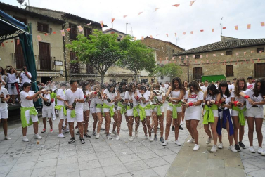 Todas las fotos del cohete de fiestas de Pitillas, celebrado este año en honor a los voluntarios de las inundaciones. Además, a los recién nacidos se les impuso el pañuelo junto a sus padres.