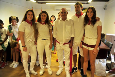 Todas las fotos del cohete de fiestas de Pitillas, celebrado este año en honor a los voluntarios de las inundaciones. Además, a los recién nacidos se les impuso el pañuelo junto a sus padres.