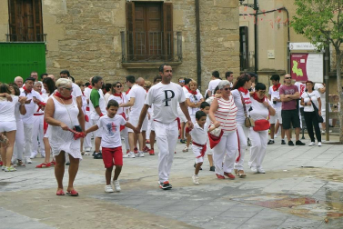 Todas las fotos del cohete de fiestas de Pitillas, celebrado este año en honor a los voluntarios de las inundaciones. Además, a los recién nacidos se les impuso el pañuelo junto a sus padres.