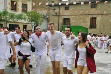 Todas las fotos del cohete de fiestas de Pitillas, celebrado este año en honor a los voluntarios de las inundaciones. Además, a los recién nacidos se les impuso el pañuelo junto a sus padres.