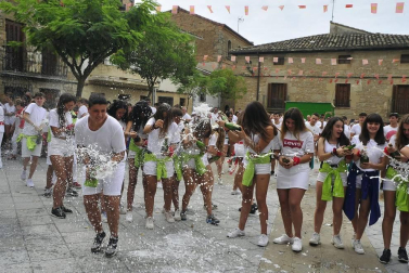 Todas las fotos del cohete de fiestas de Pitillas, celebrado este año en honor a los voluntarios de las inundaciones. Además, a los recién nacidos se les impuso el pañuelo junto a sus padres.