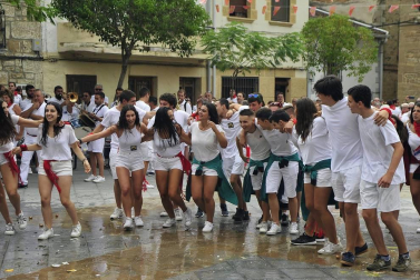 Todas las fotos del cohete de fiestas de Pitillas, celebrado este año en honor a los voluntarios de las inundaciones. Además, a los recién nacidos se les impuso el pañuelo junto a sus padres.
