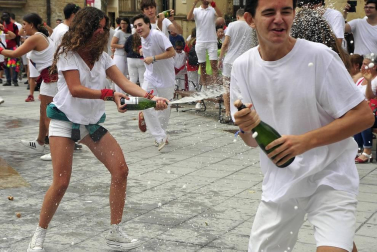 Todas las fotos del cohete de fiestas de Pitillas, celebrado este año en honor a los voluntarios de las inundaciones. Además, a los recién nacidos se les impuso el pañuelo junto a sus padres.