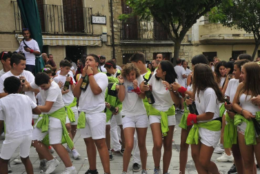 Todas las fotos del cohete de fiestas de Pitillas, celebrado este año en honor a los voluntarios de las inundaciones. Además, a los recién nacidos se les impuso el pañuelo junto a sus padres.