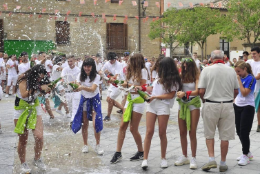 Todas las fotos del cohete de fiestas de Pitillas, celebrado este año en honor a los voluntarios de las inundaciones. Además, a los recién nacidos se les impuso el pañuelo junto a sus padres.