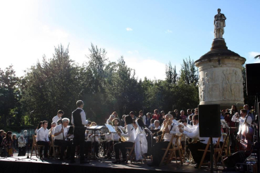 El céntrico parque del Bosquecillo se convirtió en escenario para acoger el concierto que dio cierre al curso 2017-2018 de la Escuela de Música Joaquín Maya. Más de doscientos cincuenta alumnos participaron en este macro evento. La actuación estuvo precedida de un pasacalles protagonizado por la Gaztesoinua Fanfarrea. Durante el concierto participaron el Coro Corilandia, la Banda del Patio, la Maya Vocal Ensemble y la Banda Joaquín Maya.