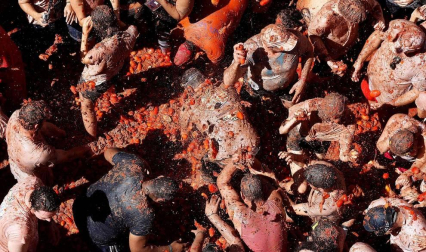 Un total de 20.000 personas han disfrutado este miércoles de la 74 edición de la Tomatina en la localidad valenciana de Buñol, donde los aproximadamente 150.000 kilos de tomate distribuidos en siete camiones han teñido de rojo las calles del municipio.