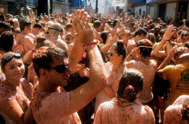 Un total de 20.000 personas han disfrutado este miércoles de la 74 edición de la Tomatina en la localidad valenciana de Buñol, donde los aproximadamente 150.000 kilos de tomate distribuidos en siete camiones han teñido de rojo las calles del municipio.