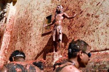Un total de 20.000 personas han disfrutado este miércoles de la 74 edición de la Tomatina en la localidad valenciana de Buñol, donde los aproximadamente 150.000 kilos de tomate distribuidos en siete camiones han teñido de rojo las calles del municipio.