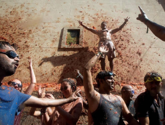 Un total de 20.000 personas han disfrutado este miércoles de la 74 edición de la Tomatina en la localidad valenciana de Buñol, donde los aproximadamente 150.000 kilos de tomate distribuidos en siete camiones han teñido de rojo las calles del municipio.