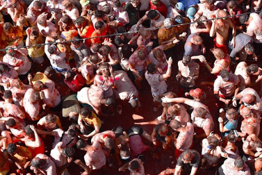 Un total de 20.000 personas han disfrutado este miércoles de la 74 edición de la Tomatina en la localidad valenciana de Buñol, donde los aproximadamente 150.000 kilos de tomate distribuidos en siete camiones han teñido de rojo las calles del municipio.