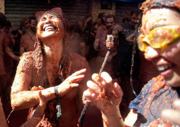 Un total de 20.000 personas han disfrutado este miércoles de la 74 edición de la Tomatina en la localidad valenciana de Buñol, donde los aproximadamente 150.000 kilos de tomate distribuidos en siete camiones han teñido de rojo las calles del municipio.