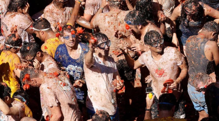 Un total de 20.000 personas han disfrutado este miércoles de la 74 edición de la Tomatina en la localidad valenciana de Buñol, donde los aproximadamente 150.000 kilos de tomate distribuidos en siete camiones han teñido de rojo las calles del municipio.