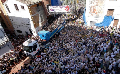 Un total de 20.000 personas han disfrutado este miércoles de la 74 edición de la Tomatina en la localidad valenciana de Buñol, donde los aproximadamente 150.000 kilos de tomate distribuidos en siete camiones han teñido de rojo las calles del municipio.