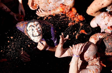 Un total de 20.000 personas han disfrutado este miércoles de la 74 edición de la Tomatina en la localidad valenciana de Buñol, donde los aproximadamente 150.000 kilos de tomate distribuidos en siete camiones han teñido de rojo las calles del municipio.