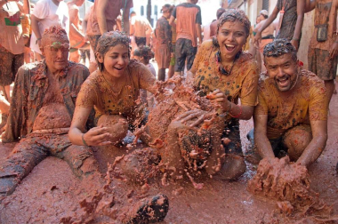 Un total de 20.000 personas han disfrutado este miércoles de la 74 edición de la Tomatina en la localidad valenciana de Buñol, donde los aproximadamente 150.000 kilos de tomate distribuidos en siete camiones han teñido de rojo las calles del municipio.
