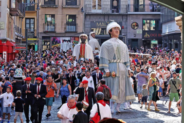Los gigantes y cabezudos conmemoran en las calles de Pamplona el Privilegio de la Unión
