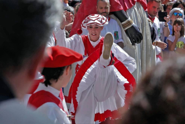 Los gigantes y cabezudos conmemoran en las calles de Pamplona el Privilegio de la Unión