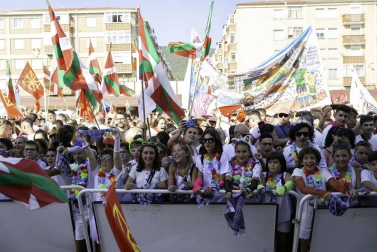 Todas las fotos del cohete anunciador de las fiestas de Berriozar 2019, lanzado por la Asocación de Amigos del Sáhara.