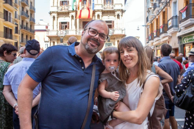 Entre las diversas actividades que se han desarrollado con motivo del ciclo Flamenco on fire, la posibilidad de ver a reconocidos artistas tocando de forma gratuita desde balcones de la ciudad es una de las ofertas más esperadas del  evento. Entre ellos estuvo Tomatito, que encandiló a los reunidos bajo el balcón del Consistorio el viernes 23.