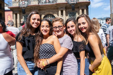 Entre las diversas actividades que se han desarrollado con motivo del ciclo Flamenco on fire, la posibilidad de ver a reconocidos artistas tocando de forma gratuita desde balcones de la ciudad es una de las ofertas más esperadas del  evento. Entre ellos estuvo Tomatito, que encandiló a los reunidos bajo el balcón del Consistorio el viernes 23.