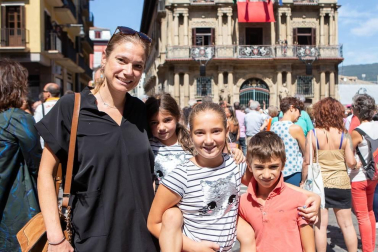 Entre las diversas actividades que se han desarrollado con motivo del ciclo Flamenco on fire, la posibilidad de ver a reconocidos artistas tocando de forma gratuita desde balcones de la ciudad es una de las ofertas más esperadas del  evento. Entre ellos estuvo Tomatito, que encandiló a los reunidos bajo el balcón del Consistorio el viernes 23.