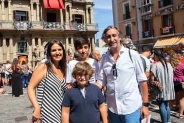 Entre las diversas actividades que se han desarrollado con motivo del ciclo Flamenco on fire, la posibilidad de ver a reconocidos artistas tocando de forma gratuita desde balcones de la ciudad es una de las ofertas más esperadas del  evento. Entre ellos estuvo Tomatito, que encandiló a los reunidos bajo el balcón del Consistorio el viernes 23.