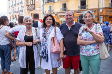 Entre las diversas actividades que se han desarrollado con motivo del ciclo Flamenco on fire, la posibilidad de ver a reconocidos artistas tocando de forma gratuita desde balcones de la ciudad es una de las ofertas más esperadas del  evento. Entre ellos estuvo Tomatito, que encandiló a los reunidos bajo el balcón del Consistorio el viernes 23.