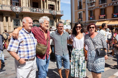 Entre las diversas actividades que se han desarrollado con motivo del ciclo Flamenco on fire, la posibilidad de ver a reconocidos artistas tocando de forma gratuita desde balcones de la ciudad es una de las ofertas más esperadas del  evento. Entre ellos estuvo Tomatito, que encandiló a los reunidos bajo el balcón del Consistorio el viernes 23.