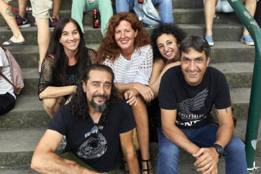 Con la organización de Zentral Kafe Teatro, la plaza de los Burgos se convirtió en una sala de conciertos con la música del grupo local 100to8. Sus versiones de rock y pop de todos los tiempos hicieron disfrutar al numeroso público que se congregó en esta céntrica plaza pamplonesa la noche del viernes 23 de agosto